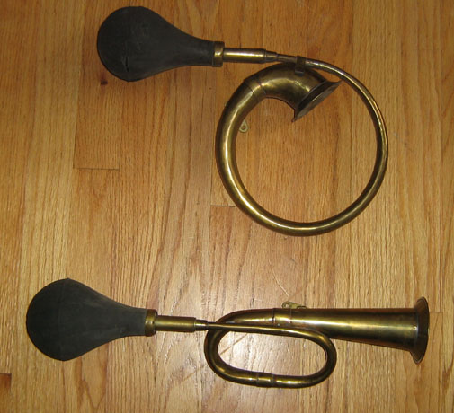 Image: 2 Automobile horns
